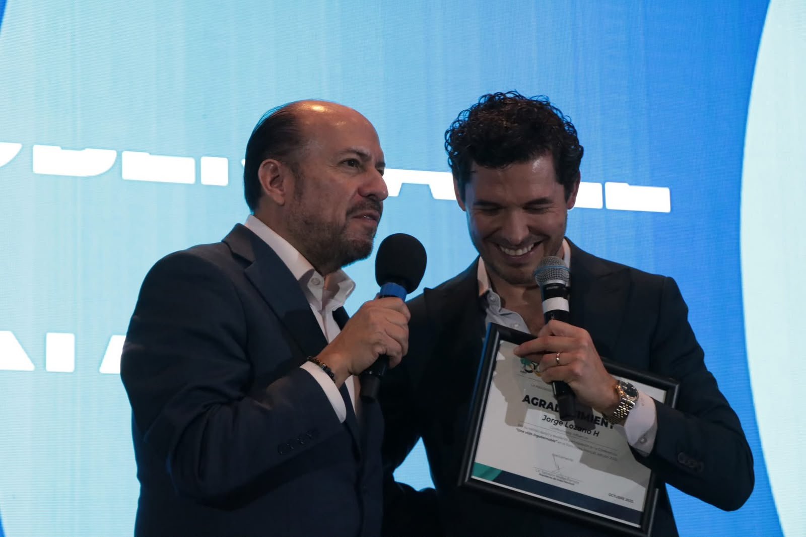 Entrega de reconocimiento en el evento