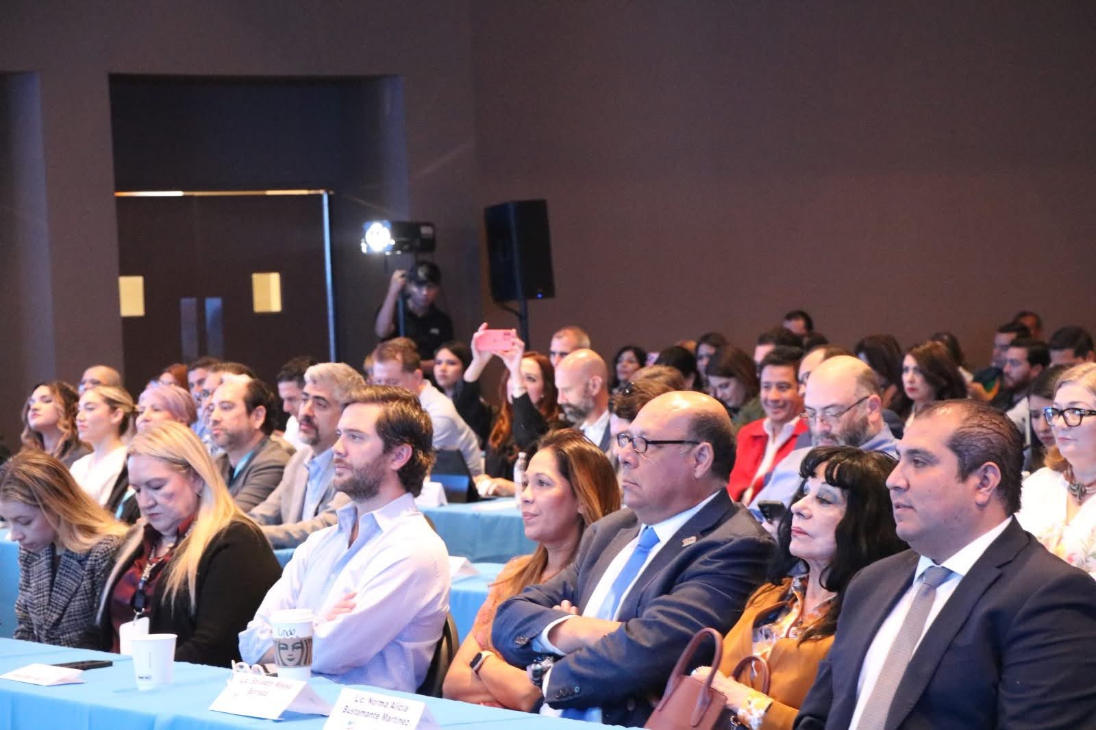 Foto grupal del evento 2025